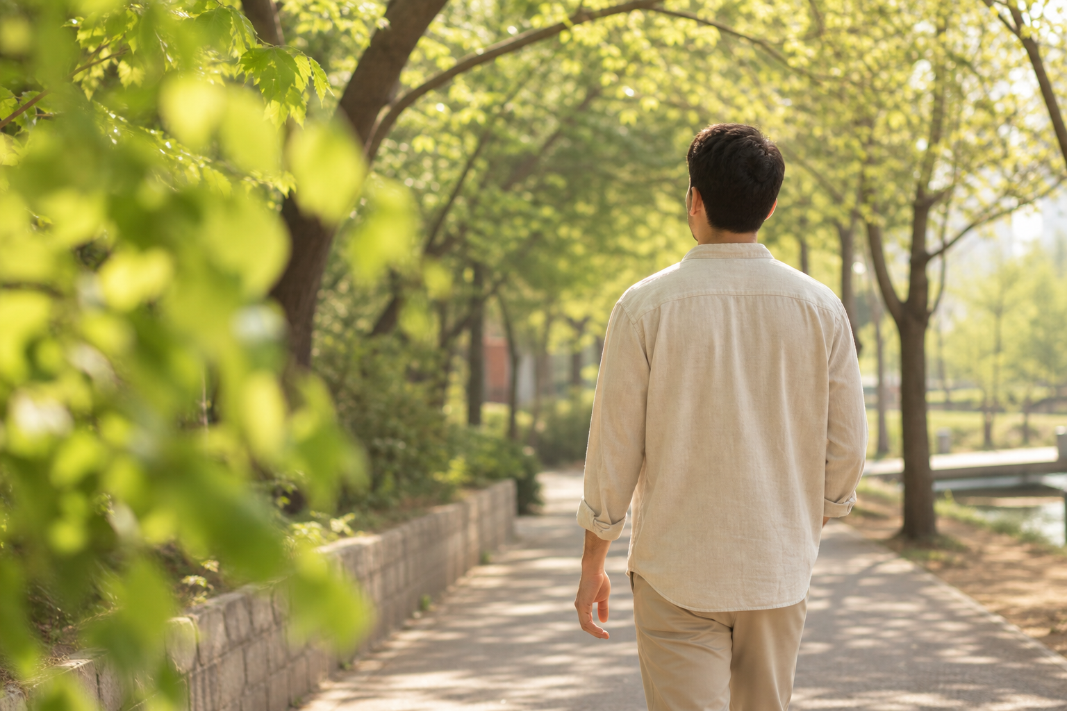 남성 난임 생활습관을 다룬 칼럼의, 아침 산책길을 가볍게 걷는 남성의 뒷모습을 담은 차분한 이미지